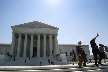 © Reuters. A man hails a taxi cab upon exiting the U.S. Supreme Court building in Washington