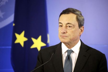 © Reuters. Presidente do Banco Central Europeu, Mario Draghi, durante cerimônia em Vilnius