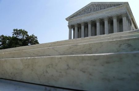 © Reuters. A general view of the front steps of the U.S. Supreme Court building is seen in Washington