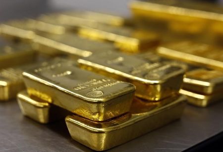© Reuters. قطع الذهب في لندن مساء على 1211.75 دولار للأوقية