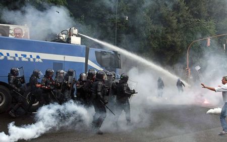 © Reuters. Choques de manifestantes con policías en Nápoles durante la reunión del BCE