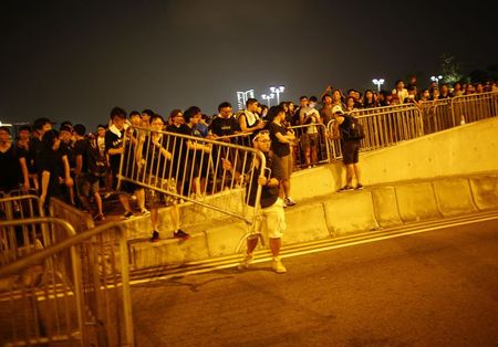 © Reuters. Manifestanti a Hong Kong 