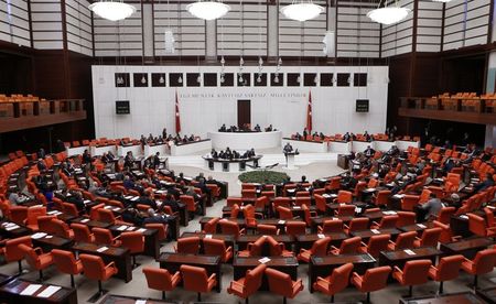 © Reuters. برلمان تركيا يوافق على تفويض بارسال قوات تركية الى العراق وسوريا