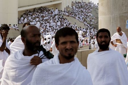 © Reuters. Muslim pilgrims walk during the annual haj pilgrimage in Mena, near in Mecca