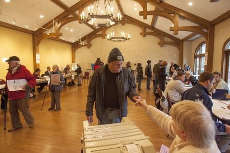 © Reuters. Voters at the Charles Allis Museum cast their ballots for the U.S. presidential election in Milwaukee.