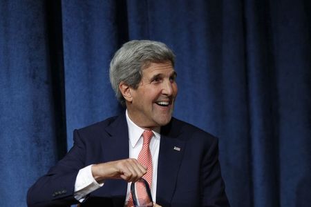 © Reuters. الكونجرس يطالب كيري بمزيد من الضغط في المحادثات مع ايران