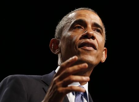 © Reuters. U.S. President Barack Obama gestures as he talks about the economy, in Northwestern University in Evanston