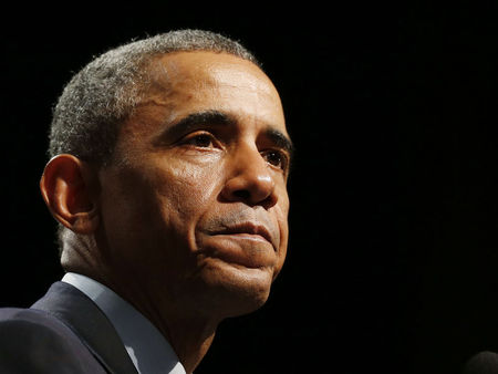 © Reuters. U.S. President Barack Obama talks about the economy, in Northwestern University in Evanston