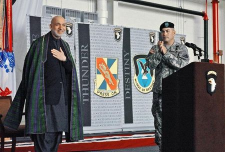 © Reuters. Afghan President Karzai is applauded by U.S. Army Maj. Gen. Campbell during a speech at Fort Campbell, Kentucky