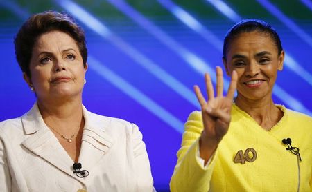 © Reuters. Presidential candidates Rousseff of Workers Party and Silva of Brazilian Socialist Party take part in a TV debate in Rio de Janeiro
