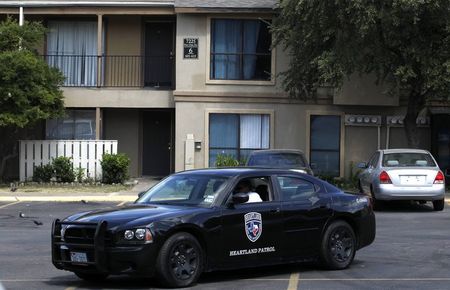 © Reuters. A security guard waits in front of an apartment unit at The Ivy Apartments in Dallas