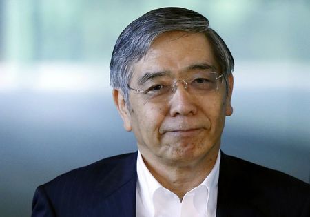 © Reuters. Bank of Japan Governor Haruhiko Kuroda walks after meeting with Japan's Prime Minister Shinzo Abe in Tokyo