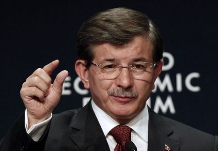 © Reuters. داود أوغلو: تركيا ستسعى لمنع سقوط بلدة كردية سورية في يد الدولة الاسلامية