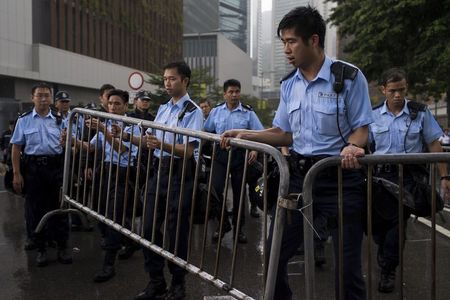 © Reuters. حاكم هونج كونج يرفض التنحي ويعرض الحوار على المحتجين