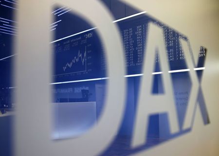 © Reuters. Логотип DAX на фондовой бирже во Франкфурте-на-Майне