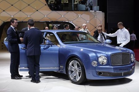 © Reuters. Visitors look at a Bentley Mulsanne car displayed on media day at the Paris Mondial de l'Automobile