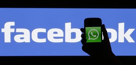 © Reuters. La Comisión aprueba que Facebook compre WhatsApp