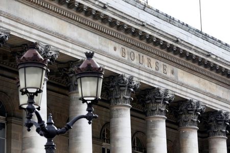 © Reuters. LA BOURSE DE PARIS DANS LE VERT À LA MI-SÉANCE