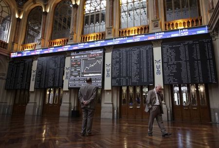 © Reuters. Ibex-35 mantiene subidas a mediodía apoyado en principales valores