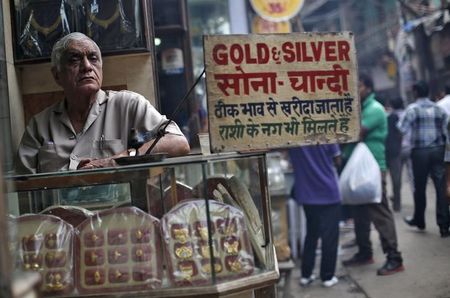 © Reuters. Продавец в ювелирном магазине в Дели