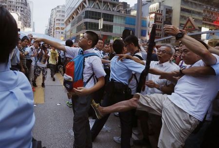 © Reuters. Choques en Hong Kong fuera del distrito donde se concentran las protestas 