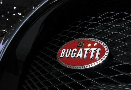 © Reuters. A Bugatti hood ornament logo is pictured at the Jacob Javits Convention Center during the New York International Auto Show in New York