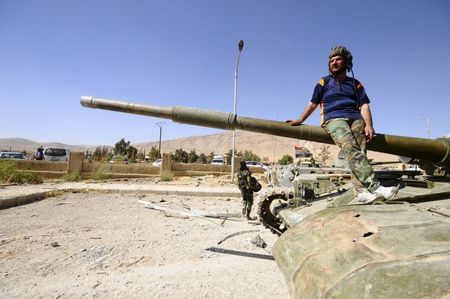 © Reuters. الجيش السوري يحاول انتزاع آخر طريق امداد رئيسي لقوات المعارضة في حلب