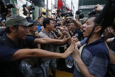 © Reuters. Manifestantes pró-democracia entram em confronto com manifestantes contrários ao movimento no centro de Hong Kong