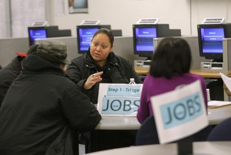 © Reuters. Pessoas buscam trabalho em centro de empregos em San Francisco