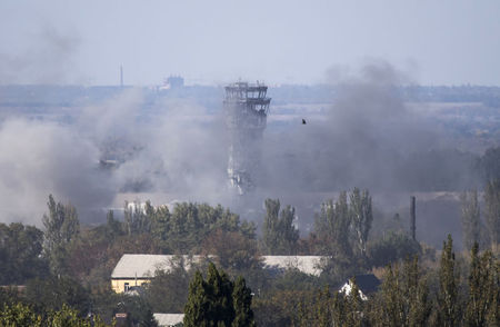 © Reuters. LA BATAILLE POUR L'AÉROPORT DE DONETSK SE POURSUIT EN UKRAINE