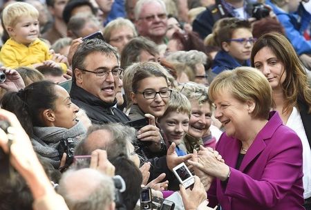 © Reuters. Merkel extrae lecciones de la pacífica reunificación alemana hace 24 años