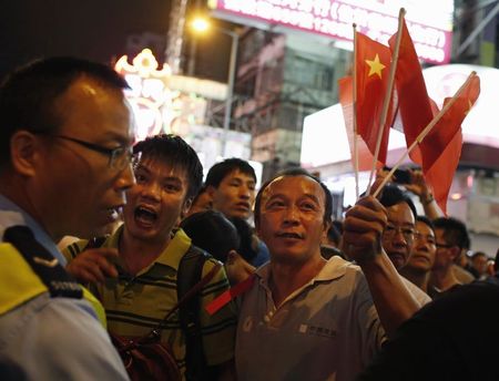 © Reuters. Manifestanti a Hong Kong