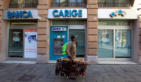 © Reuters. Una filiale di banca Carige a Genova