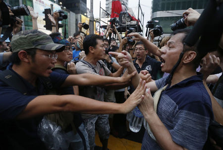 © Reuters. HEURTS ENTRE MANIFESTANTS PRO-DÉMOCRATIE ET PRO-PÉKIN À HONG KONG