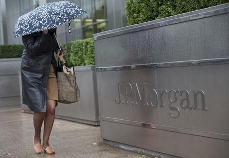 © Reuters. A pedestrian walks past the Canary Wharf offices of JP Morgan in London