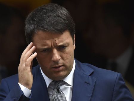 © Reuters. Italy's Prime Minister Renzi leaves 10 Downing Street following a meeting with Britain's Prime Minister Cameron in London