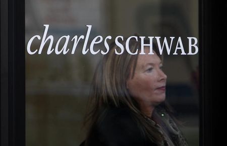 © Reuters. A woman leaves a Charles Schwab Investment branch in Washington