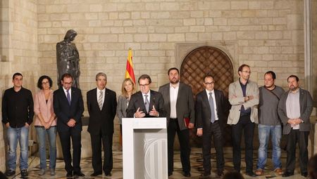 © Reuters. Rajoy pide a Mas ley y diálogo, alcaldes catalanes apoyan la consulta