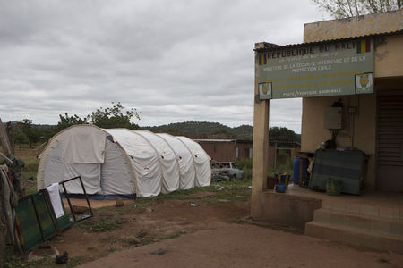 © Reuters. Isolation tent for people suspected to have Ebola is seen at the border with Guinea in Kouremale