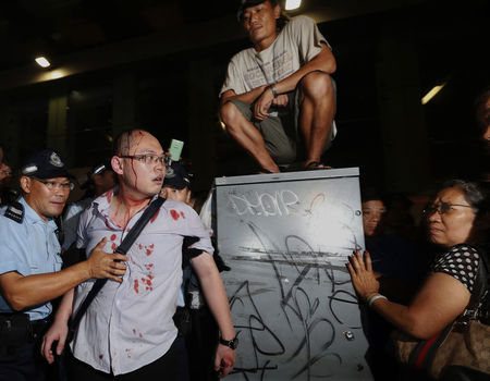 © Reuters. Facciones rivales se enfrentan en barrio de Hong Kong