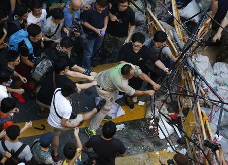 © Reuters. مواجهات بين متظاهرين مناهضين لبكين ومؤيدين لها في هونج كونج