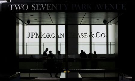 © Reuters. People walk inside JP Morgan headquarters in New York in this file photo