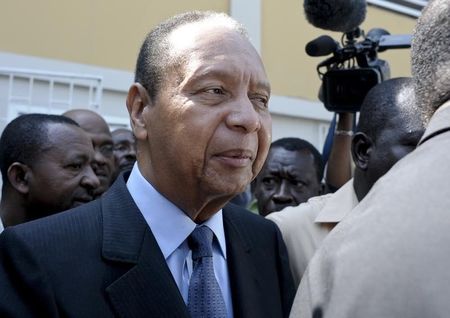 © Reuters. Haiti's former dictator Duvalier moves through the crowd of supporters, journalists and security after he was discharged from a private hospital in Port-au-Prince