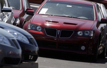 © Reuters.  Pontiac G8 cars sit in the parking lot at the Peoria Pontiac GMC car dealership in Peoria, Arizona