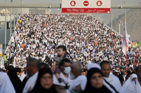 © Reuters. في الحج .. رجال الدين السعوديون يصعدون حملة مناهضة للدولة الإسلامية