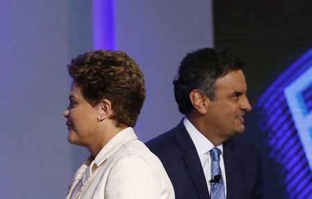 © Reuters. Os candidatos à Presidência Dilma Rousseff (PT) e Aécio Neves (PSDB) durante debate na TV Globo em 2 de outubro.