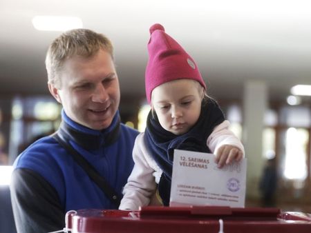 © Reuters. توقع اعادة انتخاب حكومة يمين الوسط في لاتفيا وروسيا تلقي بظلالها على الانتخابات
