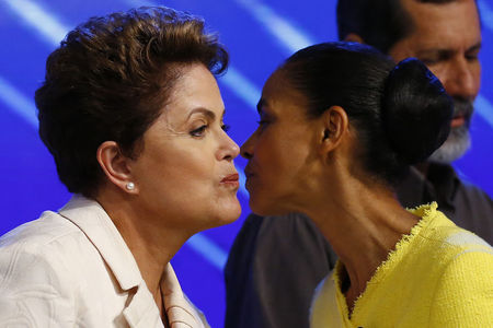 © Reuters. Presidential candidate Rousseff of Workers Party greets Silva of Brazilian Socialist Party as they take part in a TV debate in Rio de Janeiro