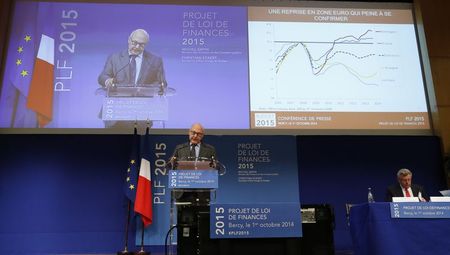 © Reuters. MICHEL SAPIN BALAYE LES SPÉCULATIONS SUR LES ÉVENTUELLES CRITIQUES EUROPÉENNES SUR LE BUDGET 2015