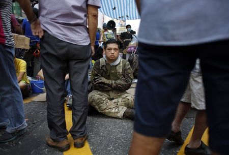 © Reuters. LES MANIFESTANTS DE HONG KONG PRÊTS À LEVER LE BLOCUS DES BÂTIMENTS PUBLICS